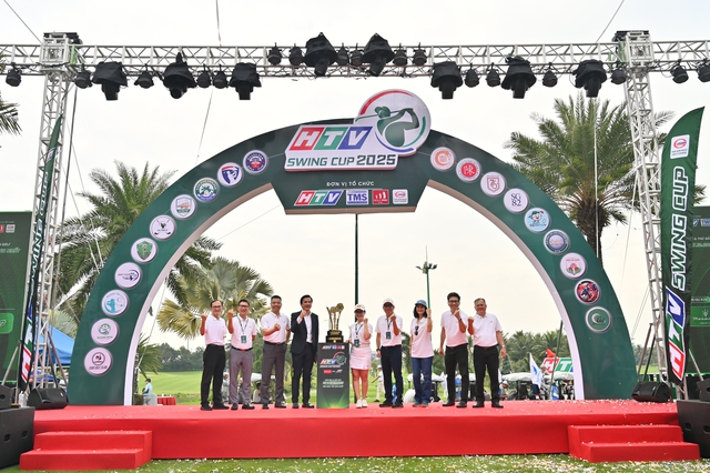 Xuất hiện c&uacute; 'hole in one' ở giải golf HTV Swing Cup 2025- Ảnh 2.