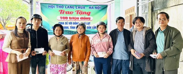 Hội thơ L&agrave;ng Ch&ugrave;a - H&agrave; Nội sẻ chia nghĩa t&igrave;nh với v&ugrave;ng lũ- Ảnh 1.