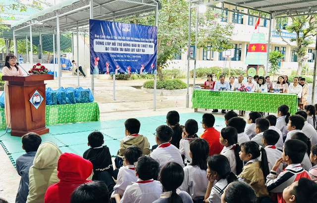 Hệ thống Gi&aacute;o dục NQH mang y&ecirc;u thương về với học sinh v&ugrave;ng lũ- Ảnh 1.