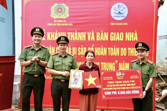 'Chiến dịch Quang Trung': C&ocirc;ng an Kh&aacute;nh H&ograve;a b&agrave;n giao căn nh&agrave; thứ 11 cho người d&acirc;n  - Ảnh 2.