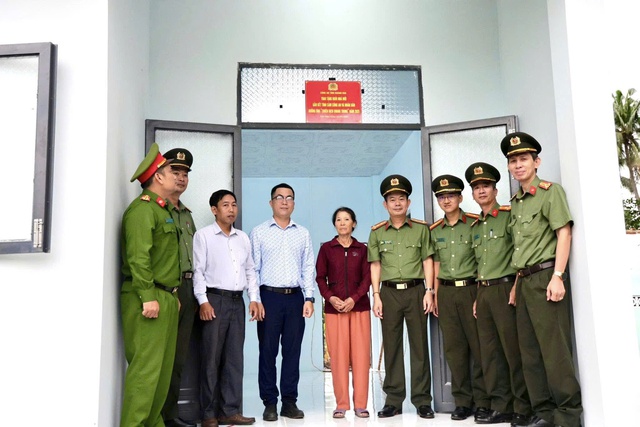 'Chiến dịch Quang Trung': C&ocirc;ng an Kh&aacute;nh H&ograve;a b&agrave;n giao căn nh&agrave; thứ 11 cho người d&acirc;n  - Ảnh 1.