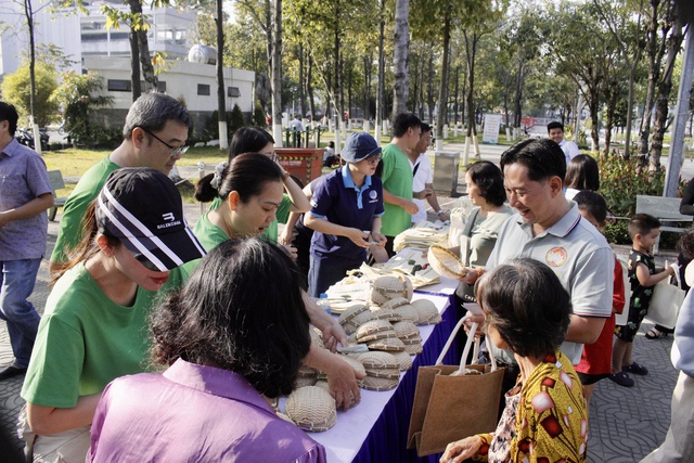Người dân TP . HCM đổi pin cũ lấy quà thân thiện môi trường tại Dĩ An - Ảnh 1. Người dân TP . HCM đổi pin cũ lấy quà thân thiện môi trường tại Dĩ An - Ảnh 1.