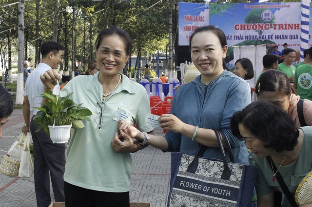 Người dân TP . HCM đổi pin cũ lấy quà thân thiện môi trường tại Dĩ An - Ảnh 3. Người dân TP . HCM đổi pin cũ lấy quà thân thiện môi trường tại Dĩ An - Ảnh 3.