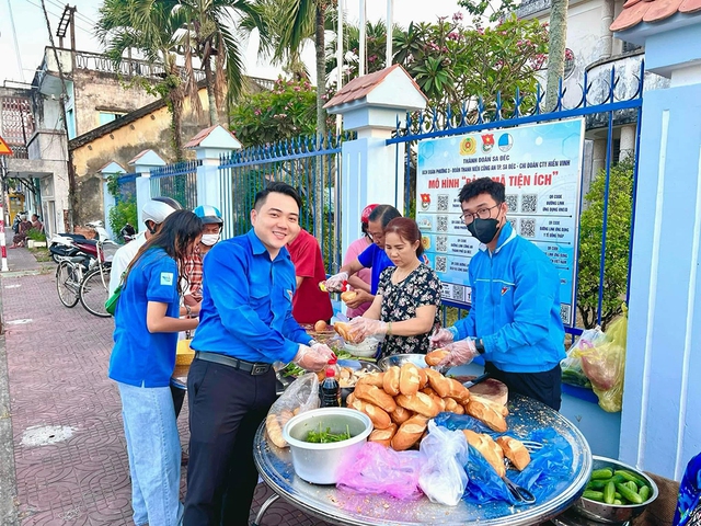 Chứng kiến người dân khám bệnh với túi tiền trống rỗng, chàng trai làm điều bất ngờ... - Ảnh 2. Chứng kiến người dân khám bệnh với túi tiền trống rỗng, chàng trai làm điều bất ngờ... - Ảnh 2.