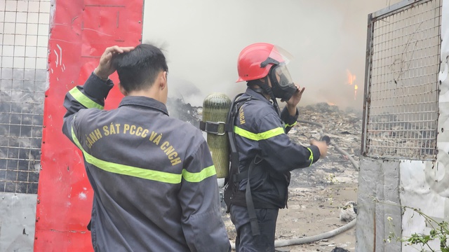 TP.HCM: Ch&aacute;y b&atilde;i r&aacute;c rộng h&agrave;ng trăm m&eacute;t vu&ocirc;ng ở phường Đ&ocirc;ng H&ograve;a- Ảnh 3.