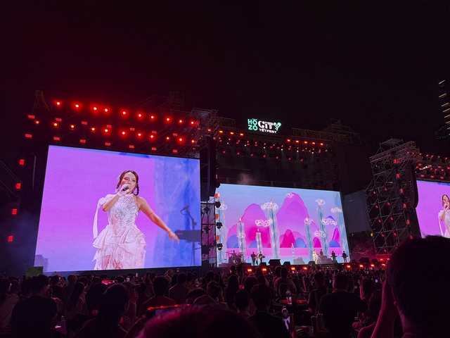 Phương Mỹ Chi 'quẩy' hết mình trong Liên hoan Âm nhạc quốc tế TP.HCM- Ảnh 3. Phương Mỹ Chi 'quẩy' hết mình trong Liên hoan Âm nhạc quốc tế TP.HCM- Ảnh 3.