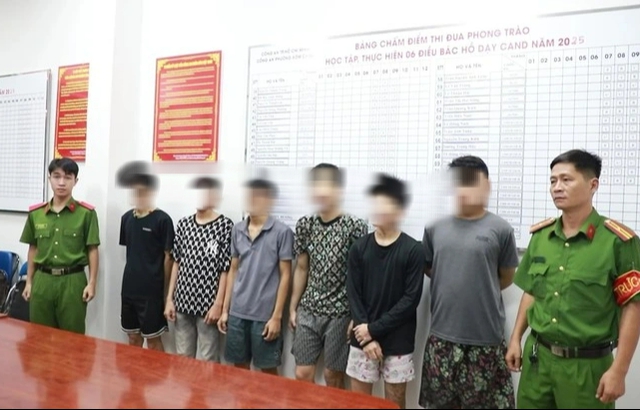 TP.HCM: Lấy lời khai 14 thanh, thiếu ni&ecirc;n đ&aacute;nh người đi đường bằng thắt lưng- Ảnh 2.