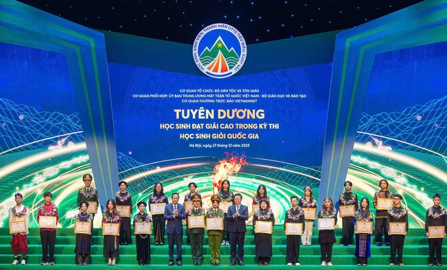 vinh danh 150 học sinh, sinh viên dân tộc thiểu số tiêu biểu - Ảnh 2.