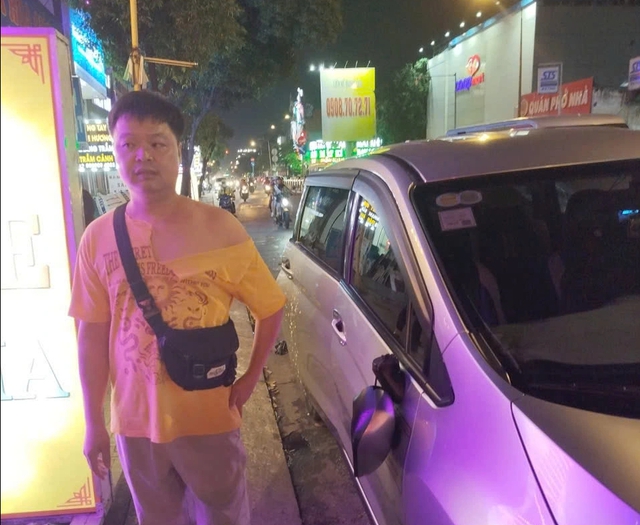 TP.HCM: Đ&ograve;i ph&iacute; vệ sinh, t&agrave;i xế bị h&agrave;nh hung, đập ph&aacute; xe - Ảnh 2.