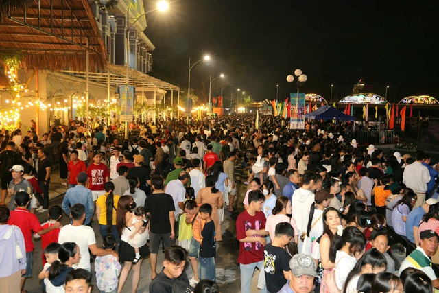 Đ&ocirc;ng nghịt người xem khai mạc lễ hội văn h&oacute;a s&ocirc;ng nước Cần Thơ- Ảnh 2.