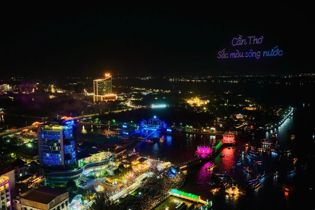 Đ&ocirc;ng nghịt người xem khai mạc lễ hội văn h&oacute;a s&ocirc;ng nước Cần Thơ- Ảnh 1.