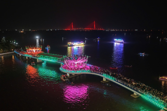 Đ&ocirc;ng nghịt người xem khai mạc lễ hội văn h&oacute;a s&ocirc;ng nước Cần Thơ- Ảnh 4.