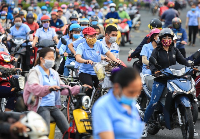 TP.HCM tặng 7.500 v&eacute; m&aacute;y bay, t&agrave;u xe cho c&ocirc;ng nh&acirc;n về qu&ecirc; đ&oacute;n tết- Ảnh 1.