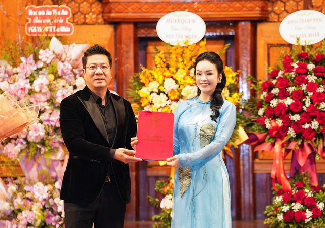 Nữ ca sĩ vừa l&ecirc;n chức ph&oacute; gi&aacute;o sư ở tuổi 43 l&agrave; ai?- Ảnh 1.