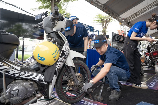 Hơn 1.200 xe m&aacute;y của c&ocirc;ng nh&acirc;n được kiểm tra, bảo dưỡng miễn ph&iacute; - Ảnh 1.