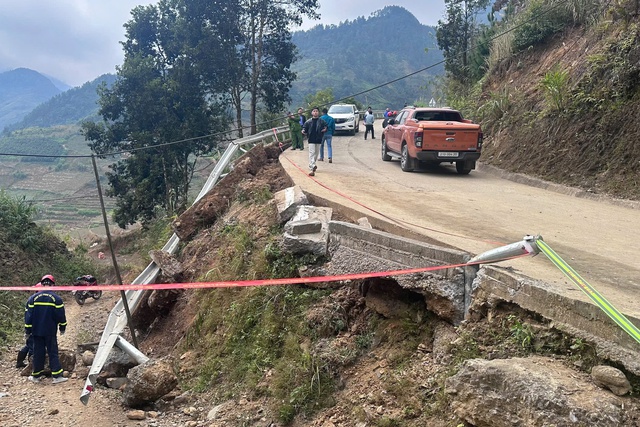 Hiện trường vụ xe chở đoàn từ thiện bị lật khiến 9 người chết ở Lào Cai - Ảnh 7.