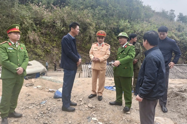 Hiện trường vụ xe chở đoàn từ thiện bị lật khiến 9 người chết ở Lào Cai - Ảnh 3.