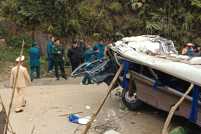 Hiện trường vụ xe chở đoàn từ thiện bị lật khiến 9 người chết ở Lào Cai - Ảnh 2.