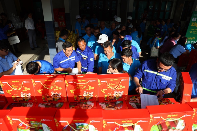 TP.HCM tặng 7.500 v&eacute; m&aacute;y bay, t&agrave;u xe cho c&ocirc;ng nh&acirc;n về qu&ecirc; đ&oacute;n tết- Ảnh 2.