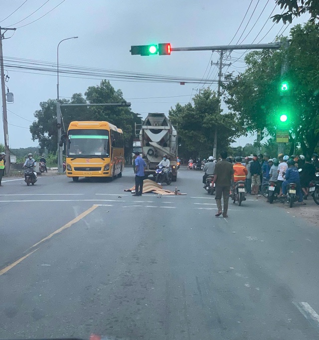 TP.HCM: Tai nạn với xe trộn bê tông, bà nội tử vong, 2 cháu nhỏ bị thương- Ảnh 1. TP.HCM: Tai nạn với xe trộn bê tông, bà nội tử vong, 2 cháu nhỏ bị thương- Ảnh 1.