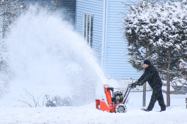 Hàng không gián đoạn vì băng tuyết ở Mỹ - Ảnh 1.