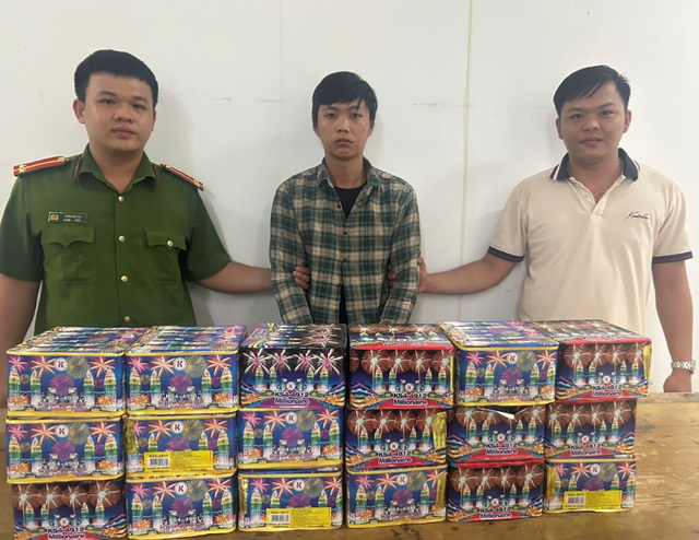 Bắt giữ 2 vụ mua b&aacute;n ph&aacute;o nổ tr&aacute;i ph&eacute;p tại x&atilde; Xu&acirc;n Thới Sơn, TP.HCM- Ảnh 2.