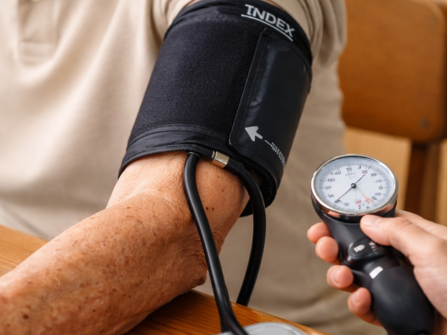 Đo huyết &aacute;p tay tr&aacute;i hay tay phải: kh&aacute;c nhau thế n&agrave;o ? - Ảnh 1.