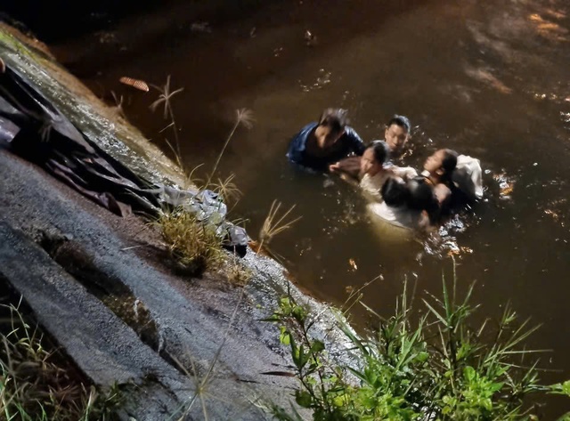 Quảng Trị: Hai bố con lao xuống k&ecirc;nh nước xiết cứu sống 3 người đuối nước - Ảnh 1.