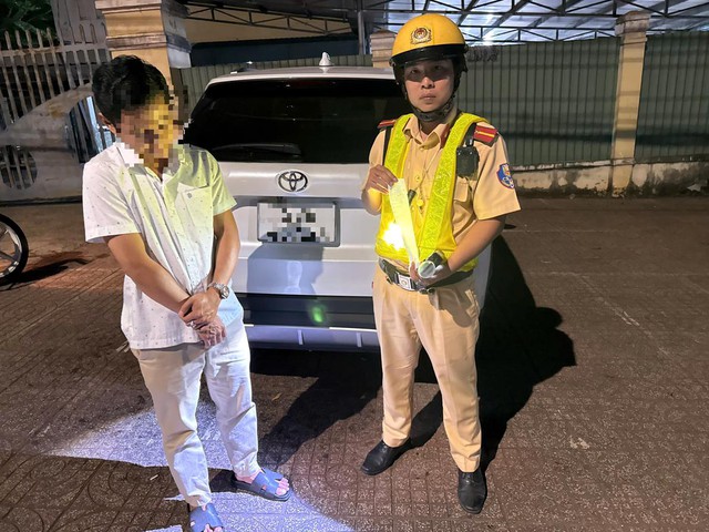 CSGT Đồng Nai ph&aacute;t hiện t&agrave;i xế nồng độ cồn gấp đ&ocirc;i mức kịch khung- Ảnh 4.