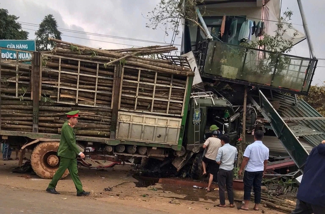 Tai nạn giữa xe tải và xe máy, bé 5 tuổi tử vong, nhiều người bị thương - Ảnh 2. Tai nạn giữa xe tải và xe máy, bé 5 tuổi tử vong, nhiều người bị thương - Ảnh 2.
