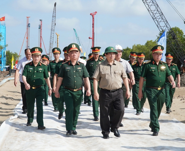Thủ tướng Phạm Minh Ch&iacute;nh th&uacute;c tiến độ cao tốc C&agrave; Mau - Đất Mũi, đường H&ograve;n Khoai- Ảnh 1.