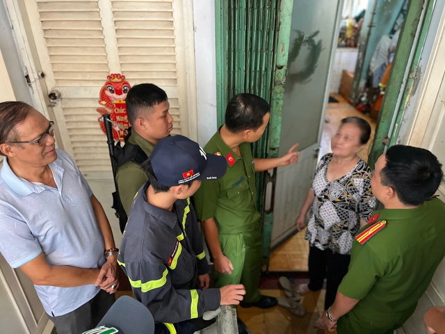 C&ocirc;ng an TP.HCM tiếp tục 'đi từng ng&otilde;, g&otilde; từng nh&agrave;' x&oacute;a 'chuồng cọp'- Ảnh 1.