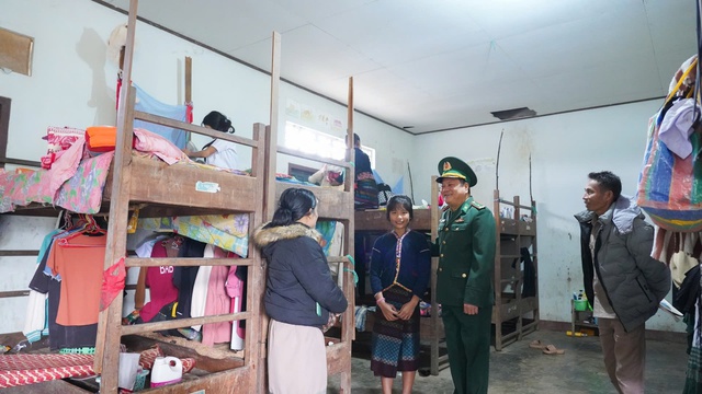 Dựng m&aacute;i nh&agrave; nghĩa t&igrave;nh giữa 2 bờ bi&ecirc;n giới - Ảnh 1.