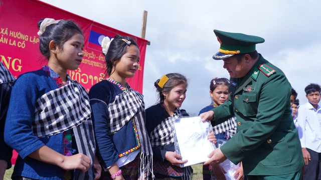 Dựng m&aacute;i nh&agrave; nghĩa t&igrave;nh giữa 2 bờ bi&ecirc;n giới - Ảnh 2.