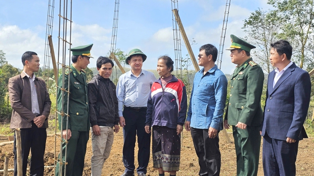 Dựng m&aacute;i nh&agrave; nghĩa t&igrave;nh giữa 2 bờ bi&ecirc;n giới - Ảnh 3.