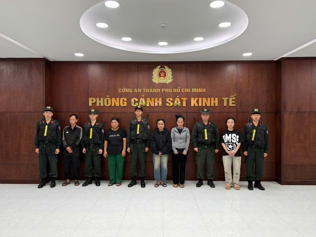 C&ocirc;ng an TP.HCM triệt ph&aacute; đường d&acirc;y sản xuất dầu gi&oacute; giả bằng h&oacute;a chất- Ảnh 1.