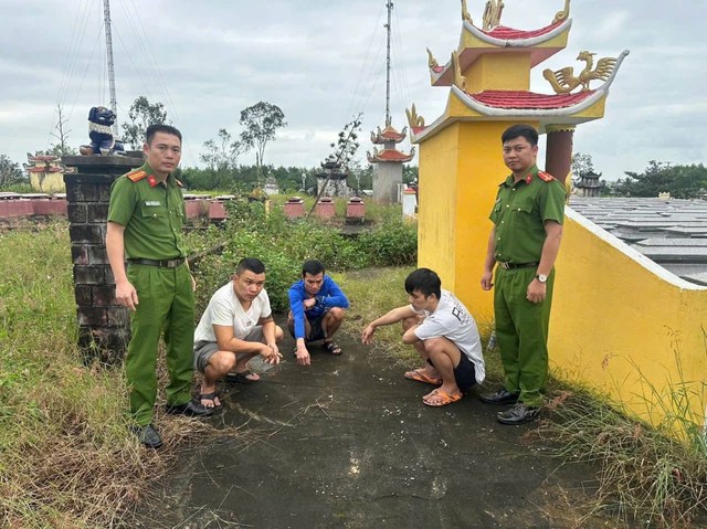 Tổ chức sử dụng ma t&uacute;y ở nghĩa địa, c&aacute;c con nghiện bị tạm giữ h&igrave;nh sự - Ảnh 1.