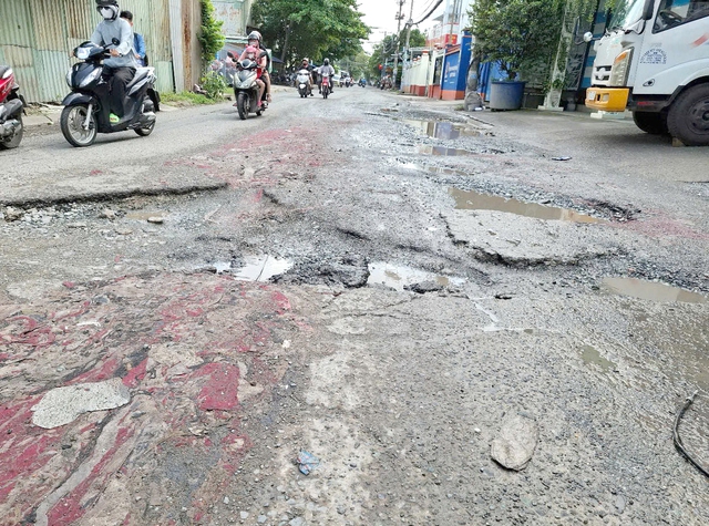 Đường T&acirc;n Thới Nhất 08 xuống cấp nghi&ecirc;m trọng , người d&acirc;n kh&oacute; khăn khi đi lại - Ảnh 1.