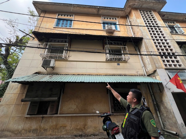 C&ocirc;ng an TP.HCM tiếp tục 'đi từng ng&otilde;, g&otilde; từng nh&agrave;' x&oacute;a 'chuồng cọp'- Ảnh 6.