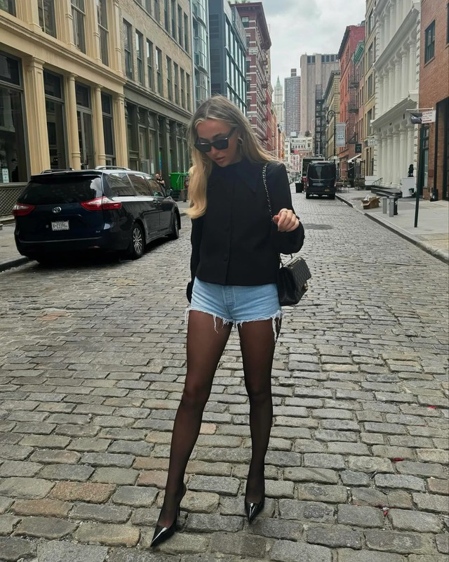 Mặc quần shorts vào mùa đông với phong cách thanh lịch mới- Ảnh 3. Mặc quần shorts vào mùa đông với phong cách thanh lịch mới- Ảnh 3.