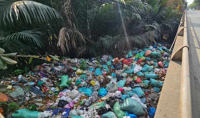 Xử l&yacute; người vứt r&aacute;c xuống k&ecirc;nh cầu &Ocirc;ng B&eacute;- Ảnh 3.