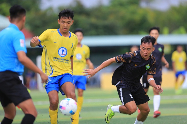 Nhiều trận đấu 'nảy lửa' ở v&ograve;ng loại giải b&oacute;ng đ&aacute; Thanh Ni&ecirc;n sinh vi&ecirc;n Việt Nam- Ảnh 10.