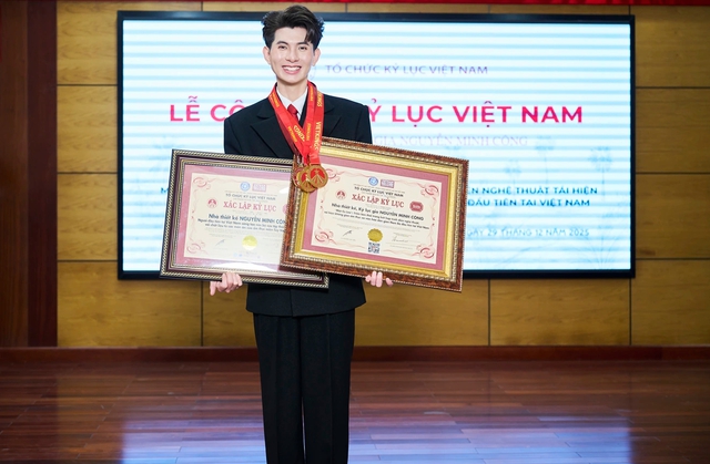 Nhà thiết kế Nguyễn Minh Công lần thứ hai nhận kỷ lục Việt Nam- Ảnh 1. Nhà thiết kế Nguyễn Minh Công lần thứ hai nhận kỷ lục Việt Nam- Ảnh 1.