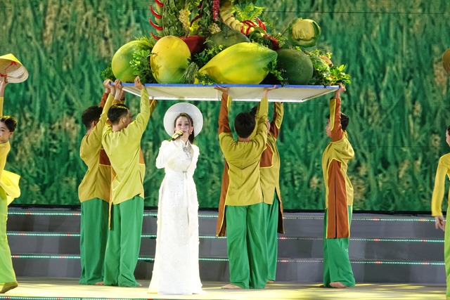 Cẩm Ly t&aacute;i xuất, NSƯT Như Huỳnh x&uacute;c động khi tr&igrave;nh diễn trước kh&aacute;n giả Cần Thơ- Ảnh 1.