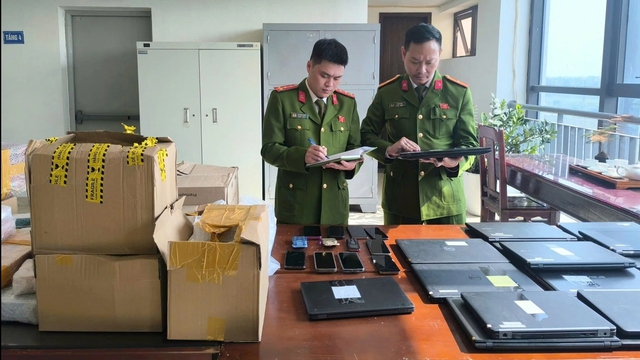 Bắt 35 đối tượng lừa đảo tr&uacute;ng thưởng chiếm đoạt h&agrave;ng trăm tỉ đồng - Ảnh 2.