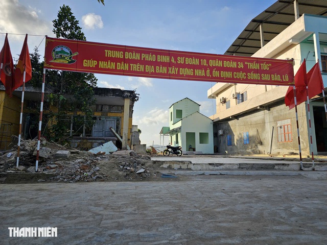 Nh&agrave; tr&aacute;nh lũ mới mọc l&ecirc;n ở hạ lưu thủy điện s&ocirc;ng Ba Hạ: Dấu ấn thần tốc của bộ đội - Ảnh 3.