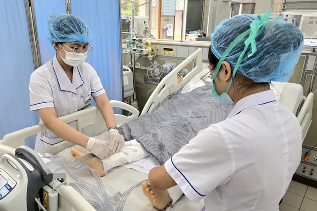 Vụ lật xe chở đoàn thiện nguyện: 2 nạn nhân sức khỏe tiến triển tích cực- Ảnh 1. Vụ lật xe chở đoàn thiện nguyện: 2 nạn nhân sức khỏe tiến triển tích cực- Ảnh 1.