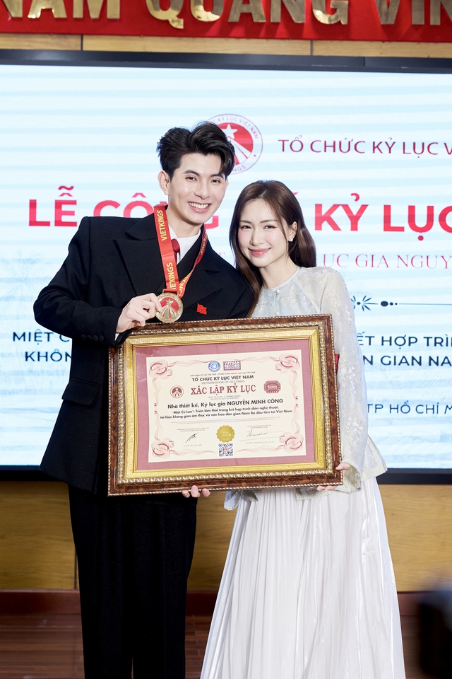 Nhà thiết kế Nguyễn Minh Công lần thứ hai nhận kỷ lục Việt Nam- Ảnh 2. Nhà thiết kế Nguyễn Minh Công lần thứ hai nhận kỷ lục Việt Nam- Ảnh 2.