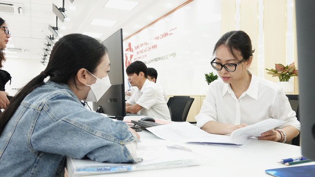 TP.HCM y&ecirc;u cầu c&aacute;n bộ, c&ocirc;ng chức 'l&agrave;m việc đến nơi đến chốn'- Ảnh 3.