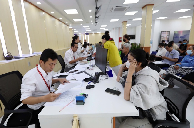 Sửa đổi chế độ tiền lương c&aacute;n bộ, c&ocirc;ng chức cơ quan Đảng, Mặt trận, đo&agrave;n thể- Ảnh 1.